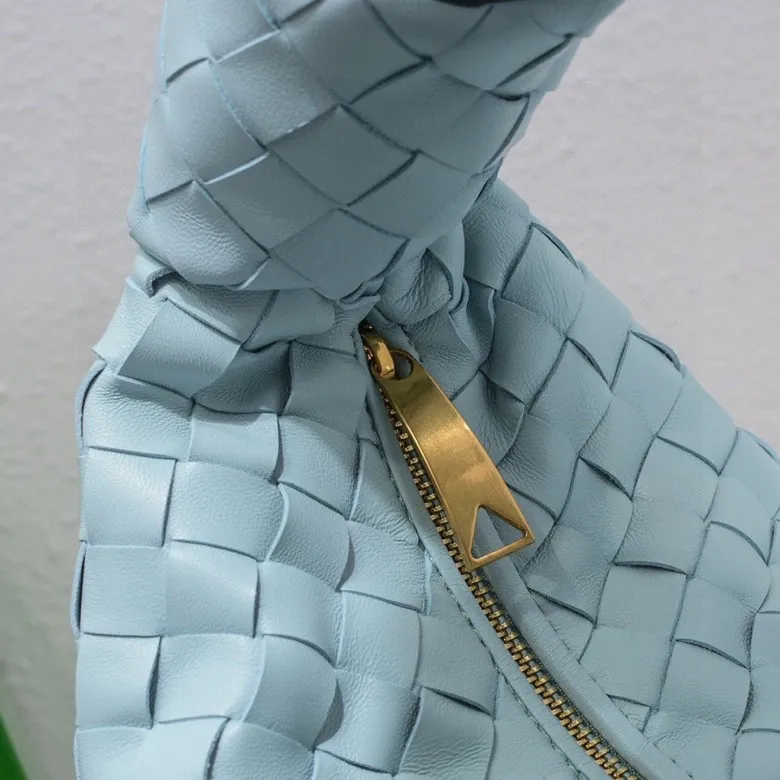 Batch 1460 BV Bottega Veneta 2022 Early Spring New Ladies Medium JODIE Handbag BV Bag 🔥The new method is to round the corners on the original basis and knot the round hobo bag with classic woven leather. The most iconic triangular pull-out design, using sheepskin draped soft shape, is super suitable for concave shapes~ Jodie feels really gentle to people, and is definitely the best item for daily matching. It has the same weave, new elements and twists, and is versatile. It is the new favorite of street style Internet celebrities! Size: 36*21*13 Model: 6697